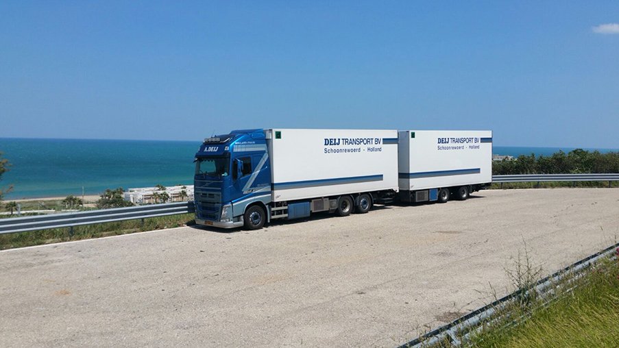 Combinatie van Deij Transport geparkeerd aan de kust in Italië