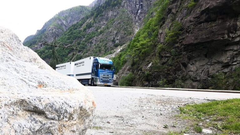 Combinatie van Deij Transport op een bergweg langs rotsen