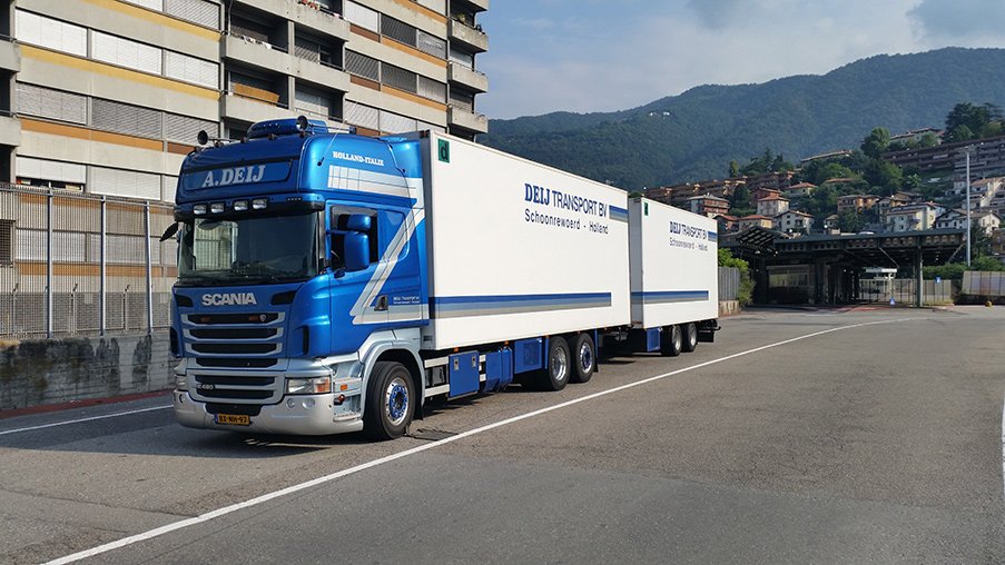 Scania-combinatie van Deij Transport in een Italiaans stadje