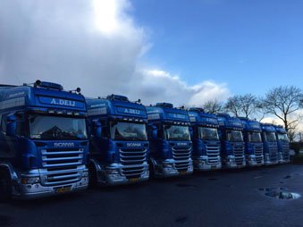 Rij blauwe vrachtwagens van Deij Transport