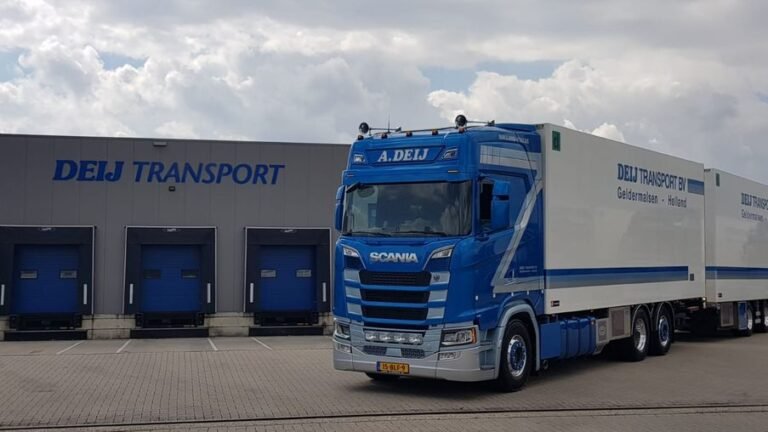Scania-combinatie van Deij Transport bij de laaddocks