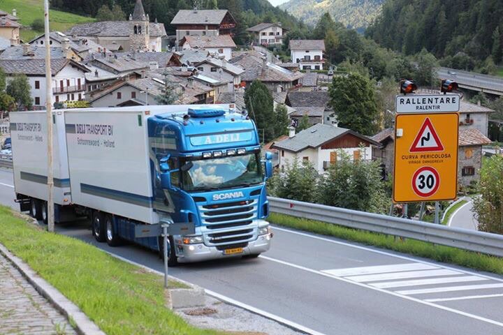 Vrachtwagen van Deij Transport in een Italiaans bergdorp