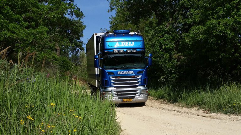Scania van Deij Transport op een landweg tussen het groen