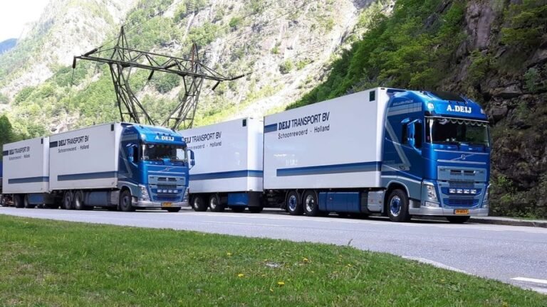 Twee combinaties van Deij Transport op een parkeerplaats in de bergen